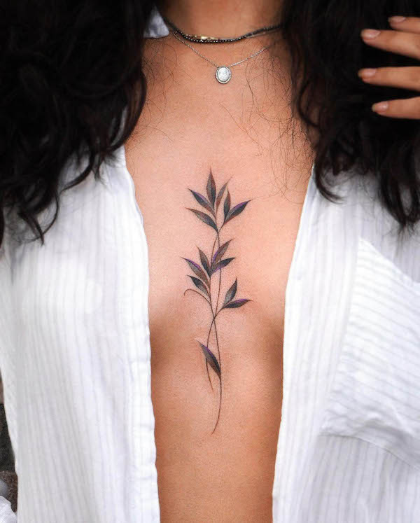 Tatuaggio sul petto con foglie semplici di @eden_tattoo_