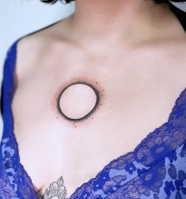 Tatuaggio con cerchio al centro del petto di @keirra.tattoos