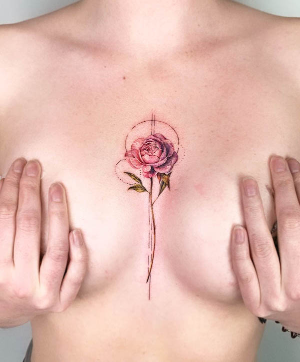Tatuaggio intricato di rose sul petto di @sara_qano