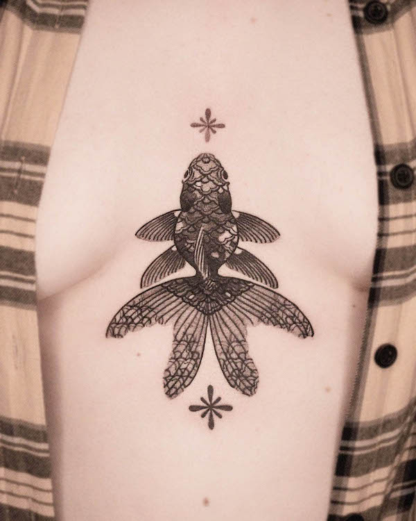 Tatuaggio intricato del petto di pesce di @e.o.orient