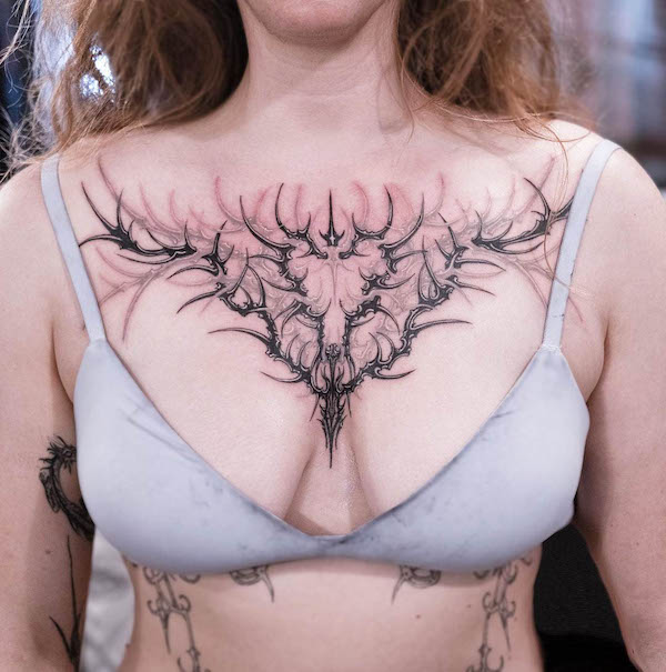 Tatuaggio di grande effetto su tutto il petto di @__danykim