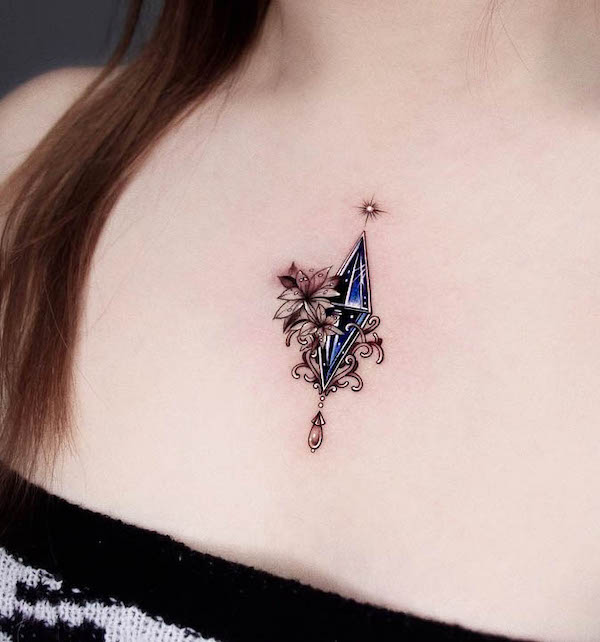 Tatuaggio vintage con diamante sul petto per donne da @munsell_tattoo
