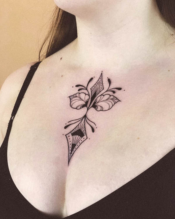 Tatuaggio sul petto con motivo floreale unico di @t.emmas_.ts