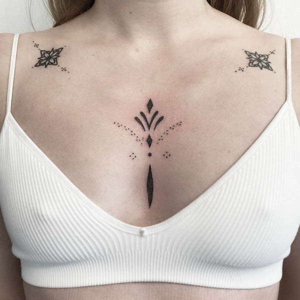 Semplici ornamenti sul petto di @jadejay.ink