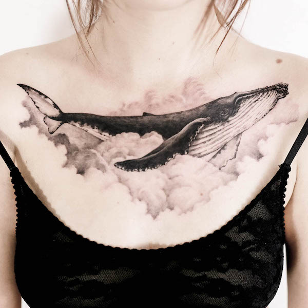 Tatuaggio sognante del petto di balena di @tattooist_doy