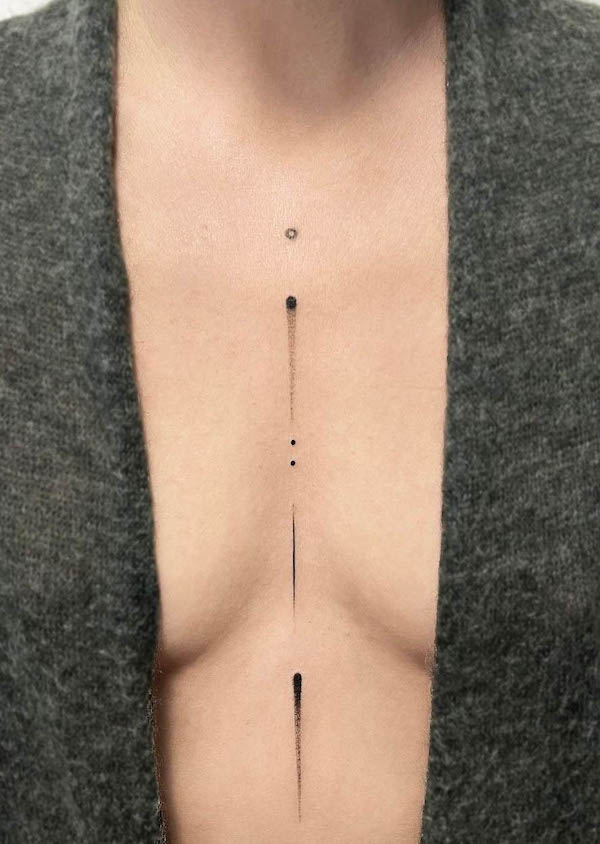 Linee minimaliste sul petto di @sea.blue_.dot