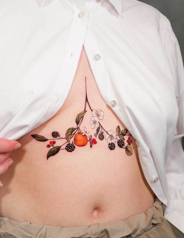Tatuaggio botanico femminile sul petto di @vanessa.core