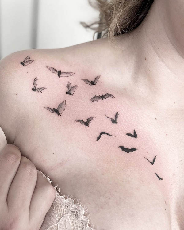 Tatuaggio di pipistrello dal petto alla spalla da @nona.ink
