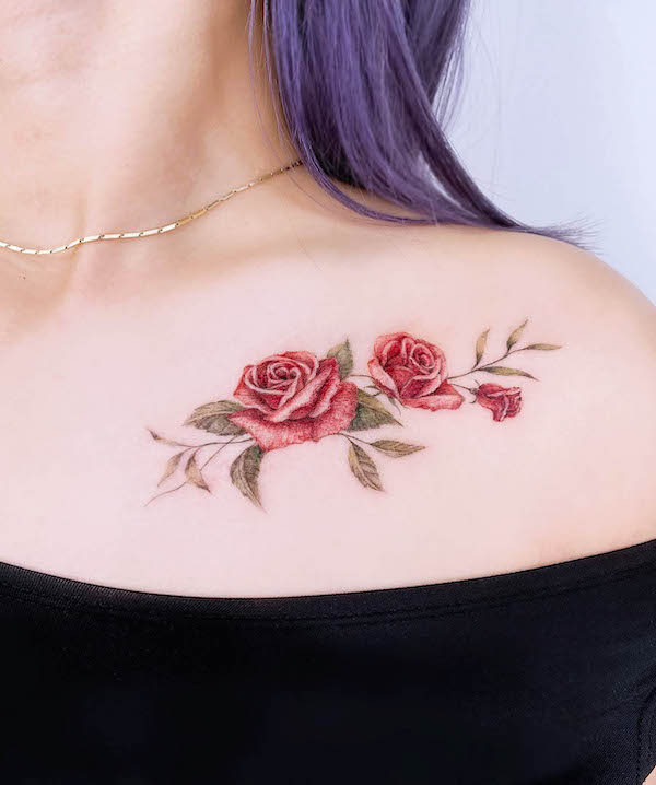 Elegante rosa rossa sul petto laterale tatuaggio di @miiu_tattoo