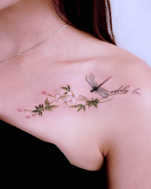 Tatuaggio femminile del petto a forma di libellula di @_rony_tattoo