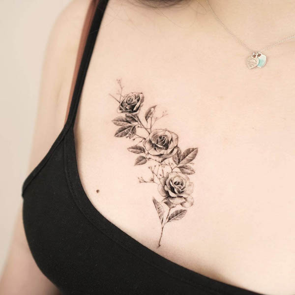 Tatuaggio elaborato di fiori sul petto di @tattooist_bae
