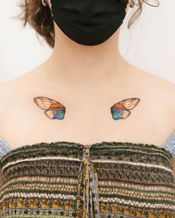 Tatuaggio simmetrico di ali di farfalla sul petto di @tattooist_yun