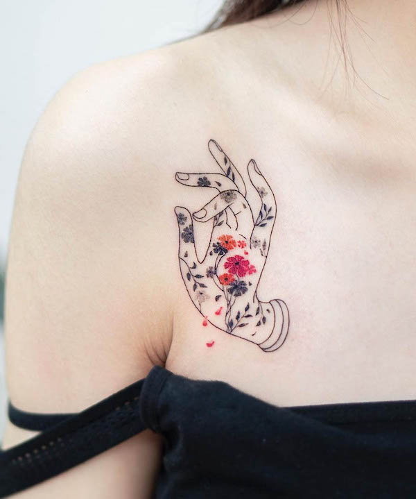 Tatuaggio della mano di Buddha sul lato del petto di @pokhy_tattoo