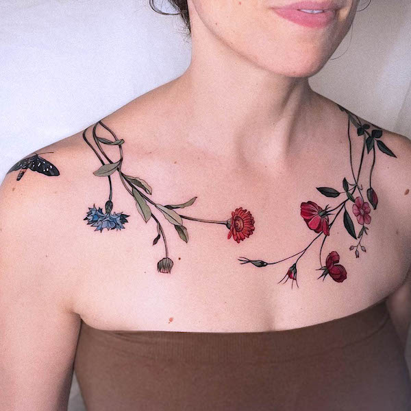 Tatuaggio del petto con fiori e rami di @vanessa.core