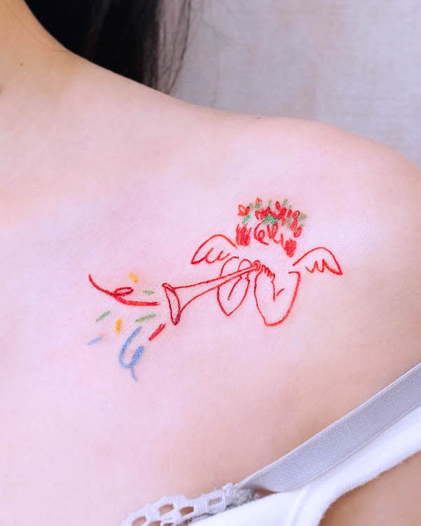 Piccolo tatuaggio con iniziale floreale sul petto di @shiraztattooartist