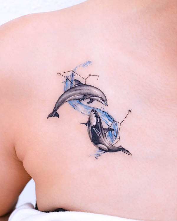 Tatuaggio del petto con balena e delfino di @tattooist_yun