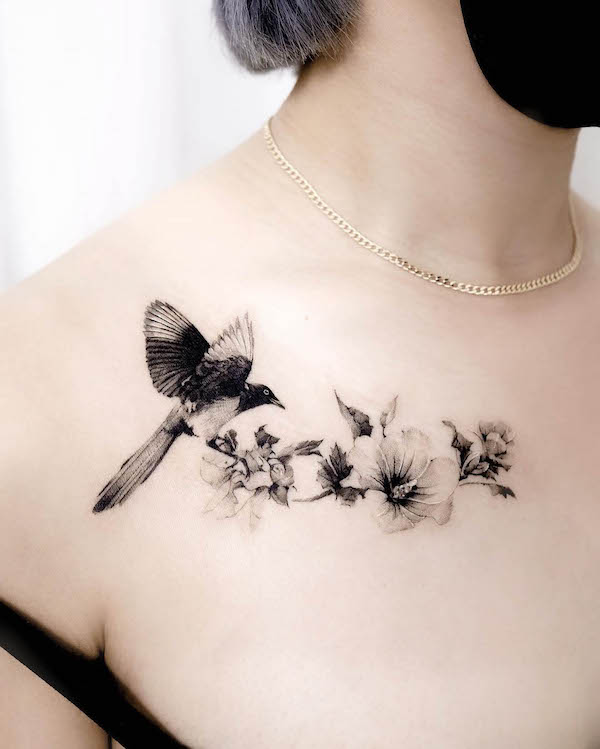 Tatuaggio realistico di uccelli e fiori sul petto di @nok__ink