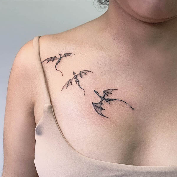 Tatuaggio di draghi sul petto e sulla spalla di @blank_tattoo_ca