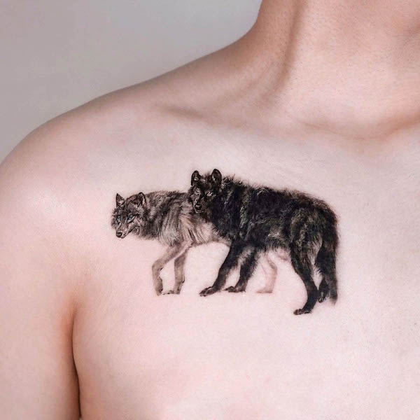 Lupi sul petto di @stuffie.ink