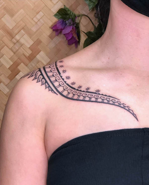 Tatuaggio tribale sul petto per donne di @spiritualjourneytattoo
