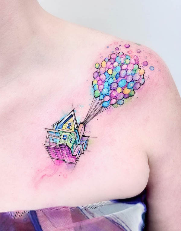 Tatuaggio acquerellato sul petto e sulle spalle di @adrianbascur