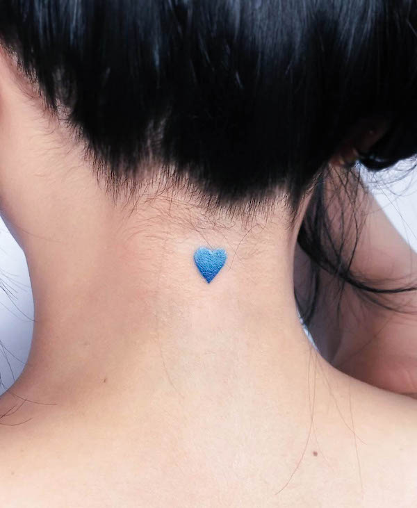 Semplice cuore blu tatuato dietro il collo da @lano.ink_