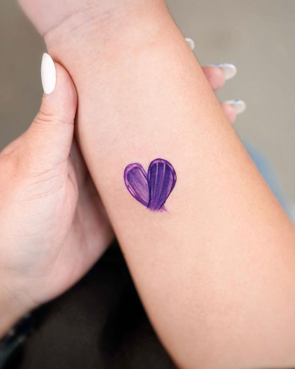 Tatuaggio del polso con cuore viola di @o.ri_tattoo