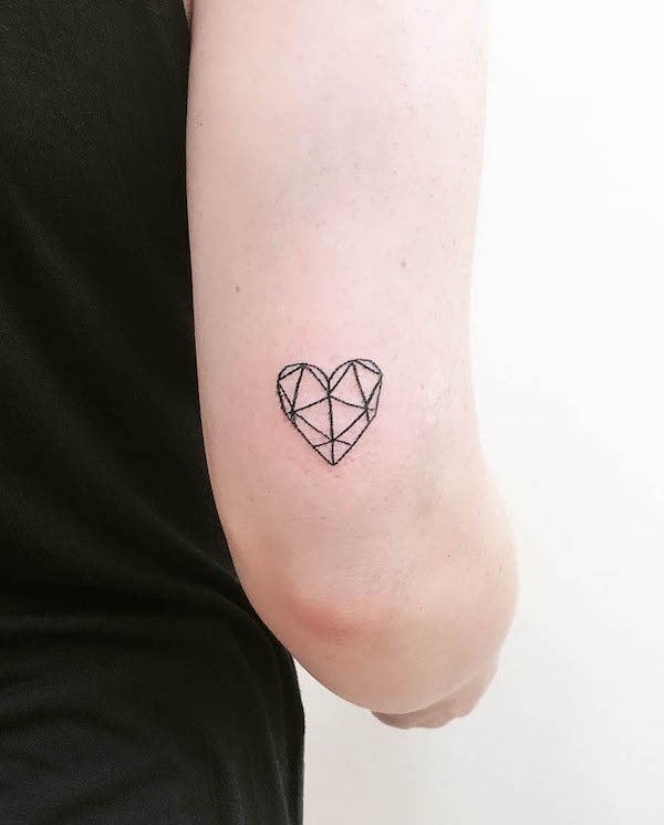 Tatuaggio con cuore geometrico di @squidink_blackrock