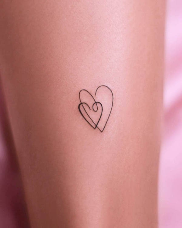 Tatuaggio con doppio cuore di @tattoo_vesna_prague