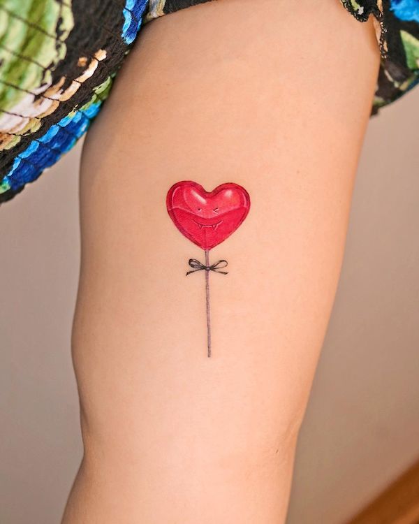 Tatuaggio con lecca lecca a forma di cuore di @tattooist_yun