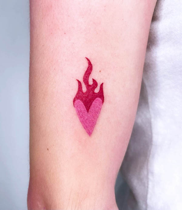 Tatuaggio con cuore ardente di @cowgirlufo