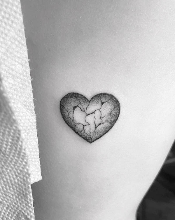 Tatuaggio con cuore spezzato di @bugpin.bunny