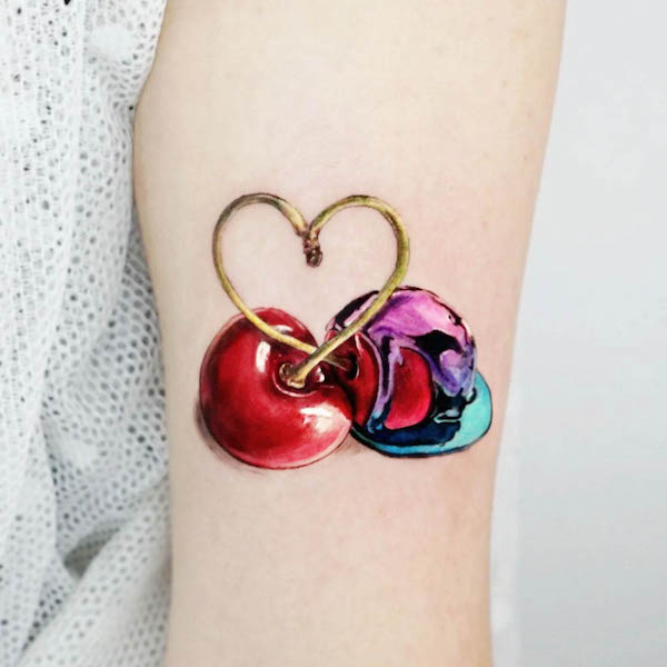 Tatuaggio con cuore di ciliegia di @dawon.ink