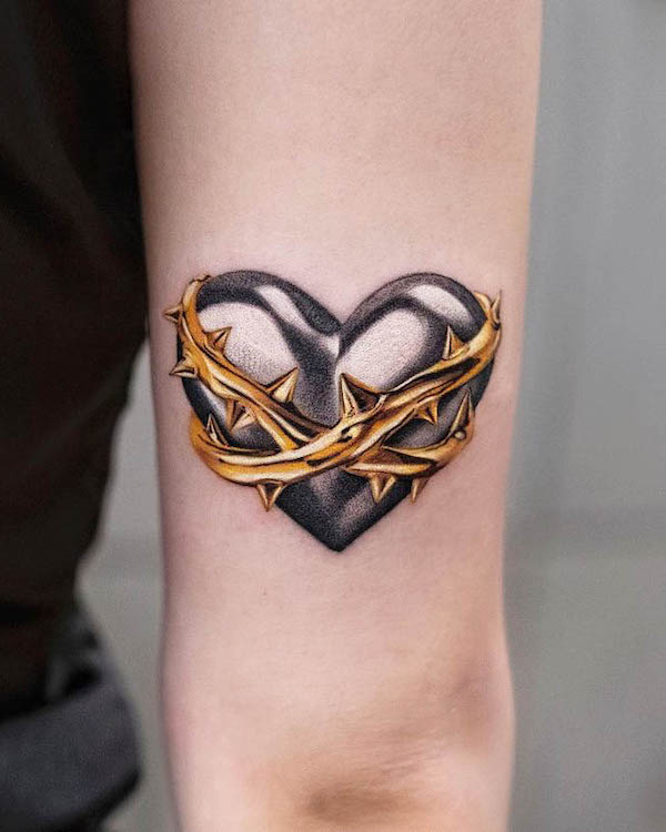 Tatuaggio con spine intorno al cuore di @inkflow_akiwong