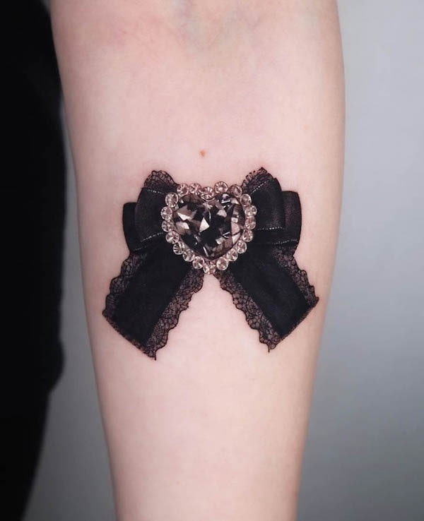 Tatuaggio con cuore di diamante e nastro di @tattooist_coldy
