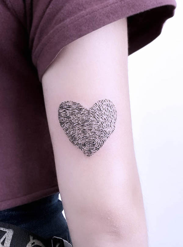 Tatuaggio cuore con impronta digitale di @pulsar.tattoo