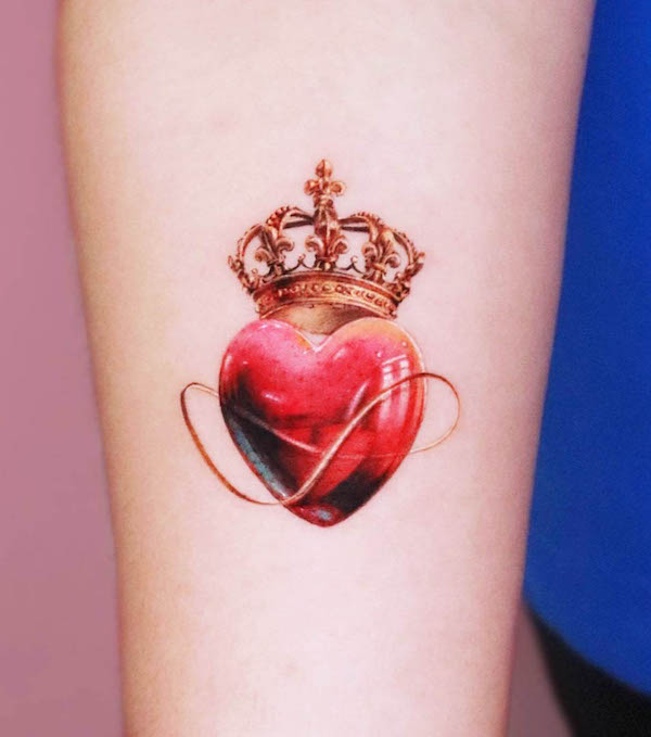 Tatuaggio con corona e cuore infinito di @studio_jaw