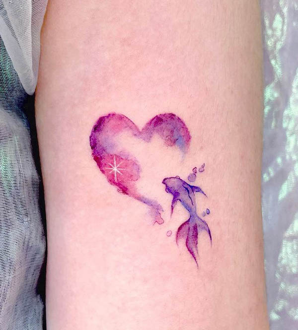 Pesce e cuore tatuato da @plastic_tattoo