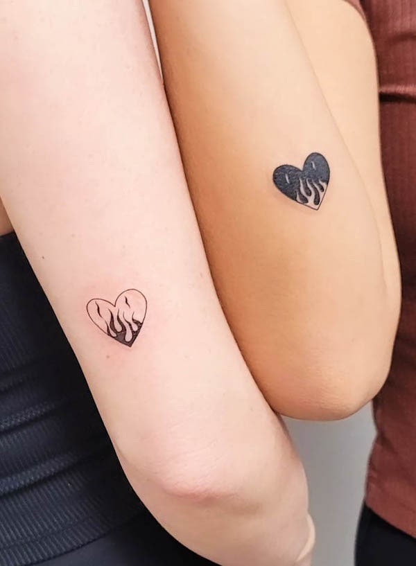 Tatuaggi di cuori di fuoco abbinati di @el.aesthetic.tattooer