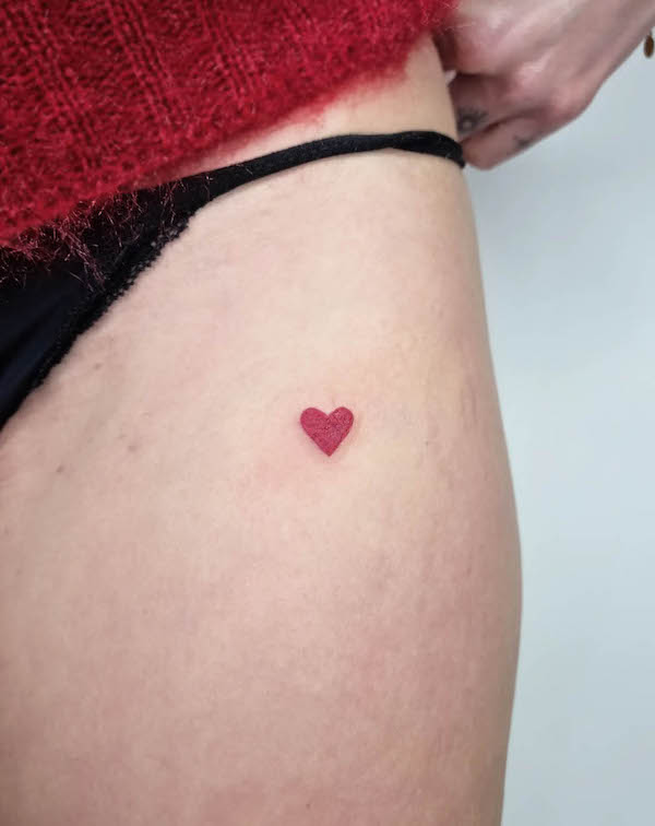 Tatuaggio con cuore rosso semplice da @klaeg_tattoo