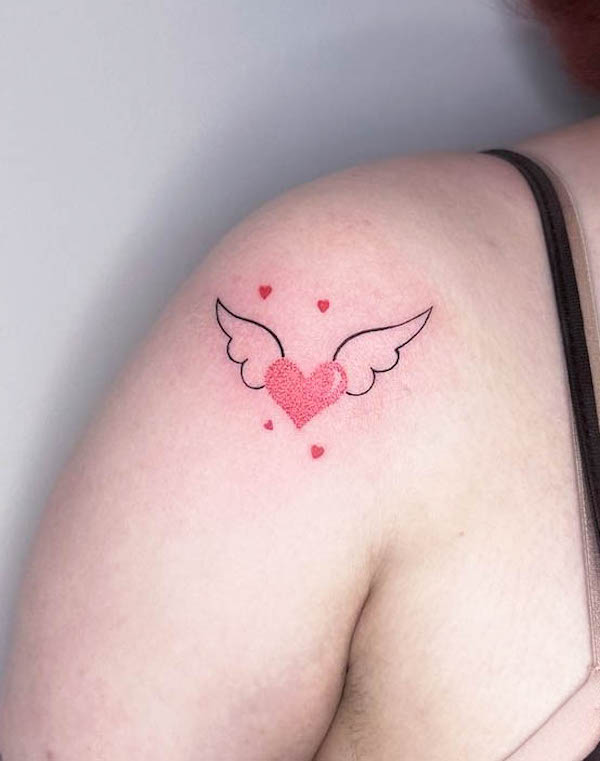 Tatuaggio a spalla con cuore e ali di @envylines