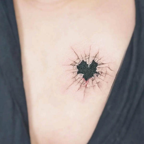 Tatuaggio con cuore spezzato di @baronart_kandi