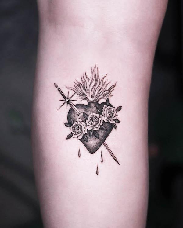 Tatuaggio a cuore sanguinante di @its_banzo