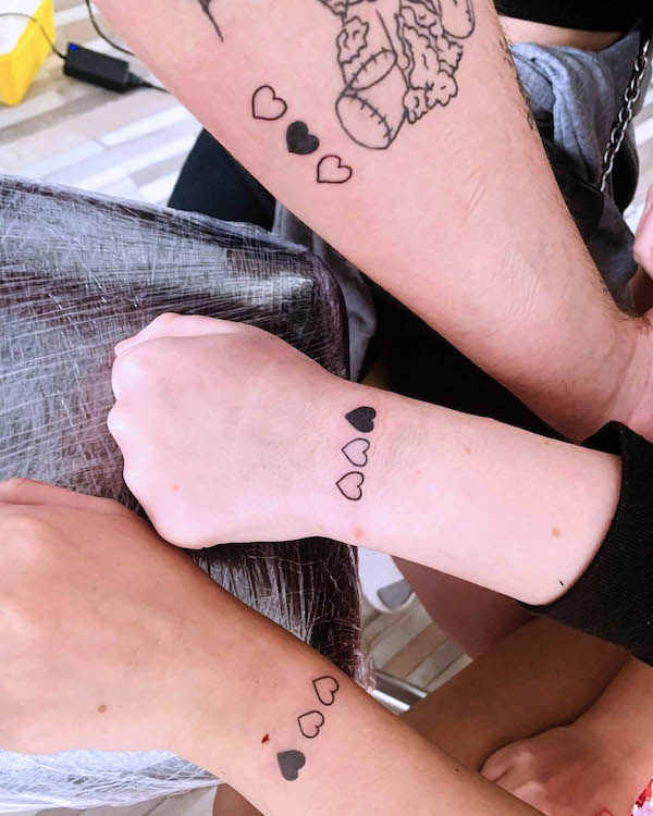 Tatuaggi da polso a tre cuori di @dariobonaffino