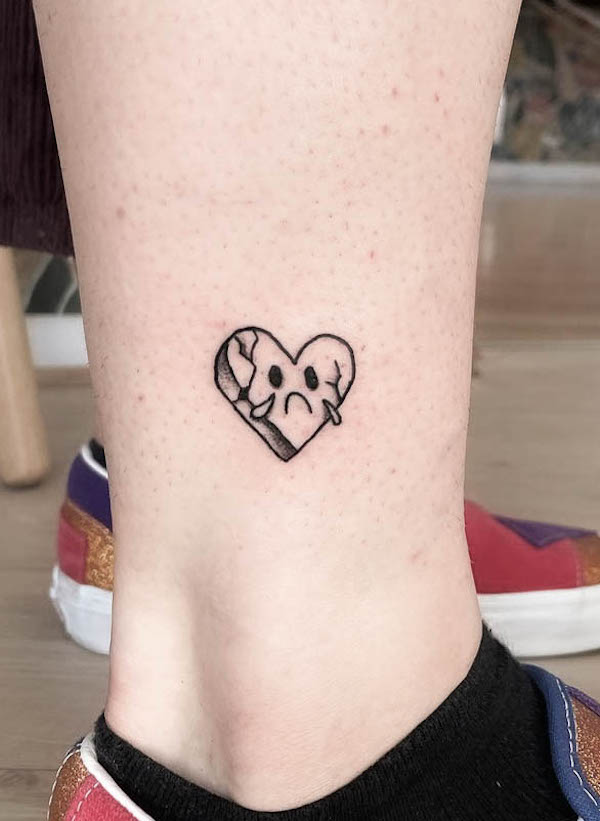 Tatuaggio alla caviglia con cuore piangente di @redancolie.tattoo