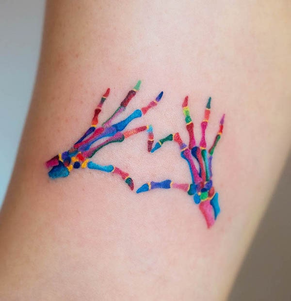 Tatuaggio con fiori e cuore di @zeetattoo