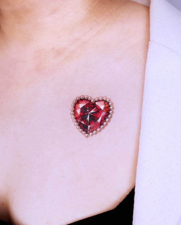 Tatuaggio con cuore di diamante rosso di @tattooist_siia