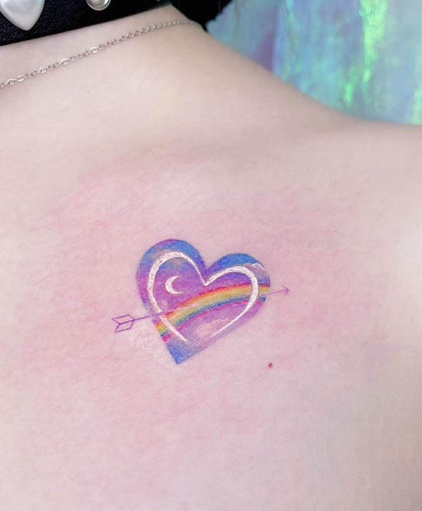 Tatuaggio con cuore arcobaleno di @plastic_tattoo
