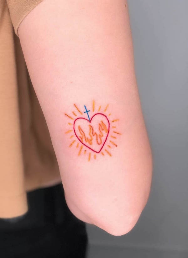 Tatuaggio semplice a forma di cuore sacro di @bendita.tinta