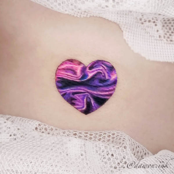 Tatuaggio a cuore con fantasia a vortice di @dawon.ink_